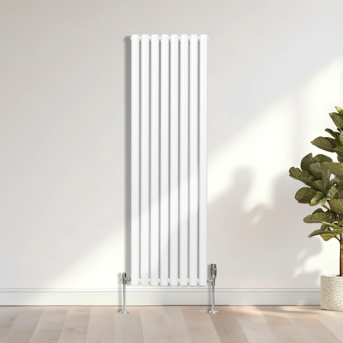 Ovaler Röhrenheizkörper in Weiß, 1600mm x 480mm, mit glatten, vertikalen Röhren und stabilen Füßen, ideal für moderne Innenräume