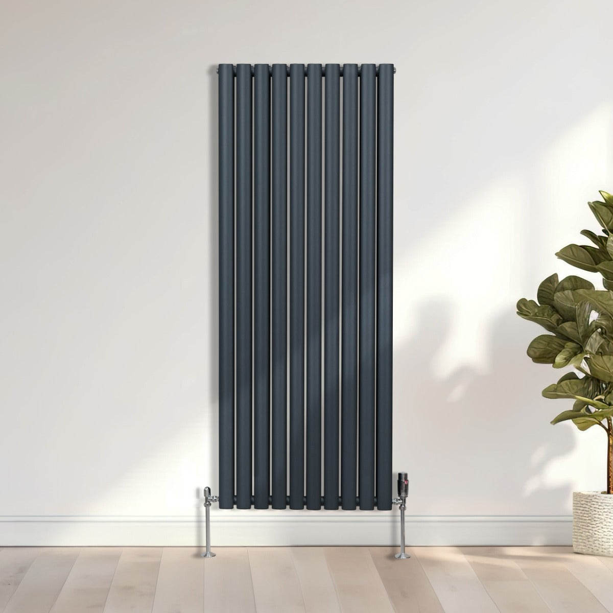 Ovaler Röhrenheizkörper in Anthrazitgrau, 1600mm x 600mm, mit vertikalen Lamellen und modernen Fußstützen, ideal für stilvolle Innenräume