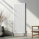Ovaler Röhrenheizkörper in Weiß, 1600mm x 600mm, mit schlanken, vertikalen Lamellen und eleganten Füßen, ideal für moderne Wohnräume