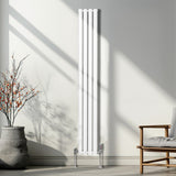 Ovaler Röhrenheizkörper in Weiß, 1800mm x 240mm, mit vier vertikalen Röhren, elegantem Design und stabilen Füßen, ideal für moderne Wohnräume