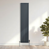 Ovaler Röhrenheizkörper in Anthrazitgrau, 1800mm x 360mm, mit schlanken, vertikalen Röhren und stabilen Füßen, ideal für moderne Räume