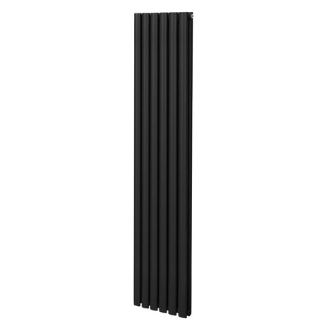 Ovaler Röhrenheizkörper in elegantem Schwarz, 1800mm hoch und 360mm breit, mit glatten, vertikalen Lamellen für moderne Wohnräume