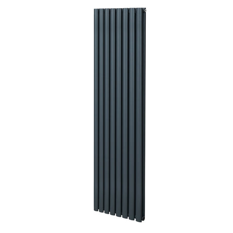 Ovaler Röhrenheizkörper in Anthrazitgrau, 1800mm hoch und 480mm breit, mit glatter, mattschwarzer Oberfläche und eleganten, runden Röhren