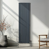 Ovaler Röhrenheizkörper in Anthrazitgrau, 1800mm x 480mm, mit glatter Oberfläche und eleganten vertikalen Röhren, ideal für moderne Innenräume