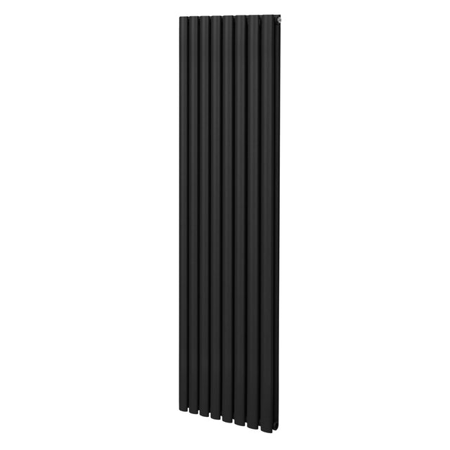 Ovaler Röhrenheizkörper in elegantem Schwarz, 1800mm hoch und 480mm breit, mit glatter Oberfläche und modernen, schlanken Linien für stilvolle Wärme