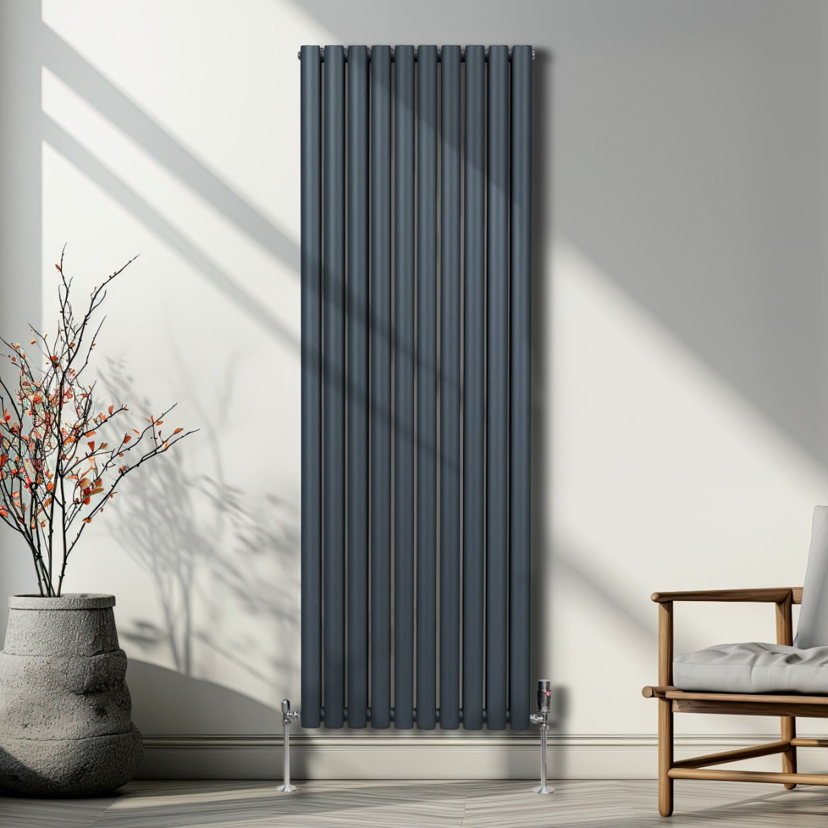 Ovaler Röhrenheizkörper in Anthrazitgrau, 1800mm x 600mm, mit vertikalen Lamellen und modernen Füßen, ideal für stilvolle Wohnräume