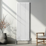 Ovaler Röhrenheizkörper in Weiß, 1800mm x 600mm, mit schlanken vertikalen Lamellen, elegantem Design und modernem Look, ideal für stilvolle Innenräume
