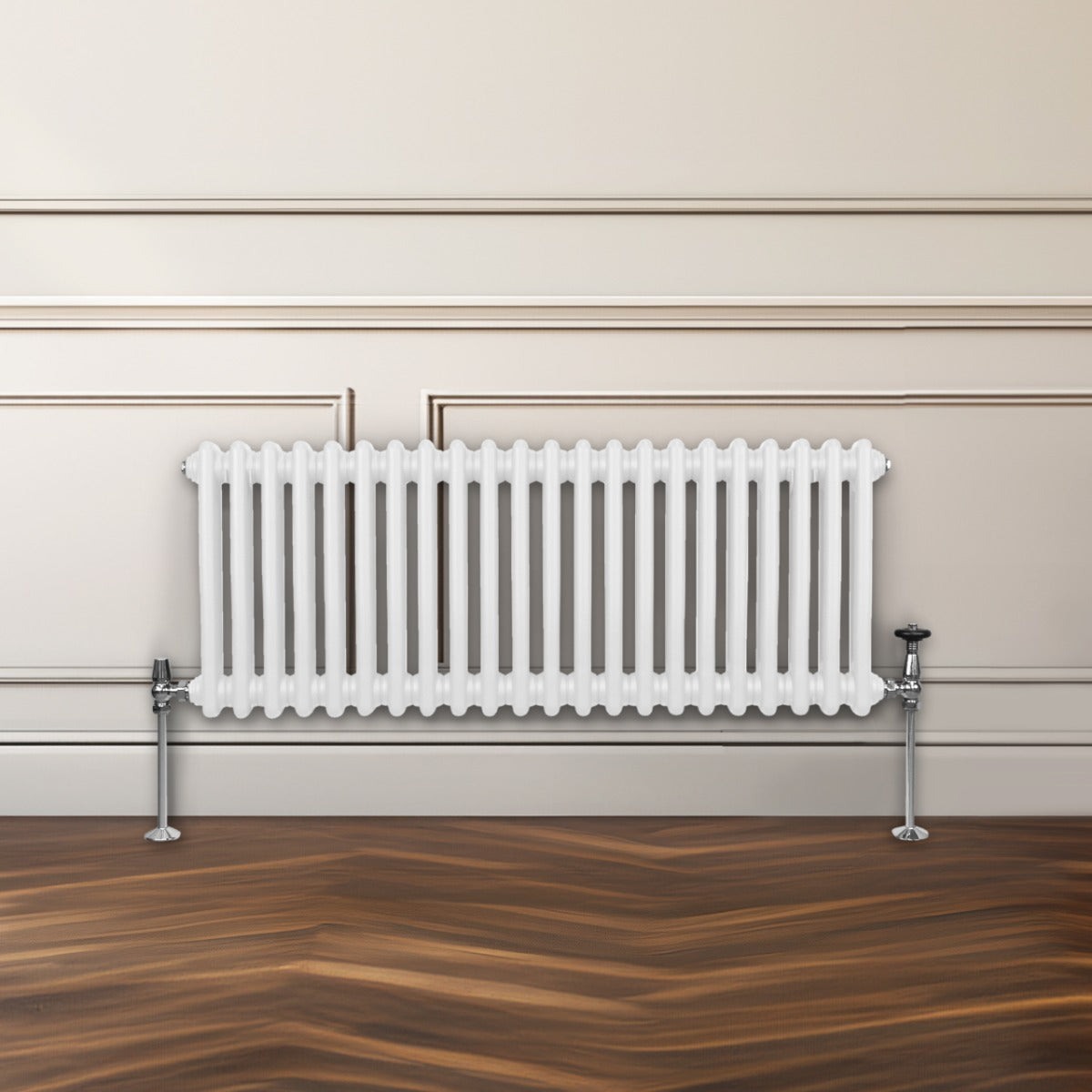 Traditioneller 2-Spalten-Heizkörper in Weiß, 300 x 1012 mm, mit geripptem Design und verchromten Füßen, vor einer hellen Wand und Holzfußboden