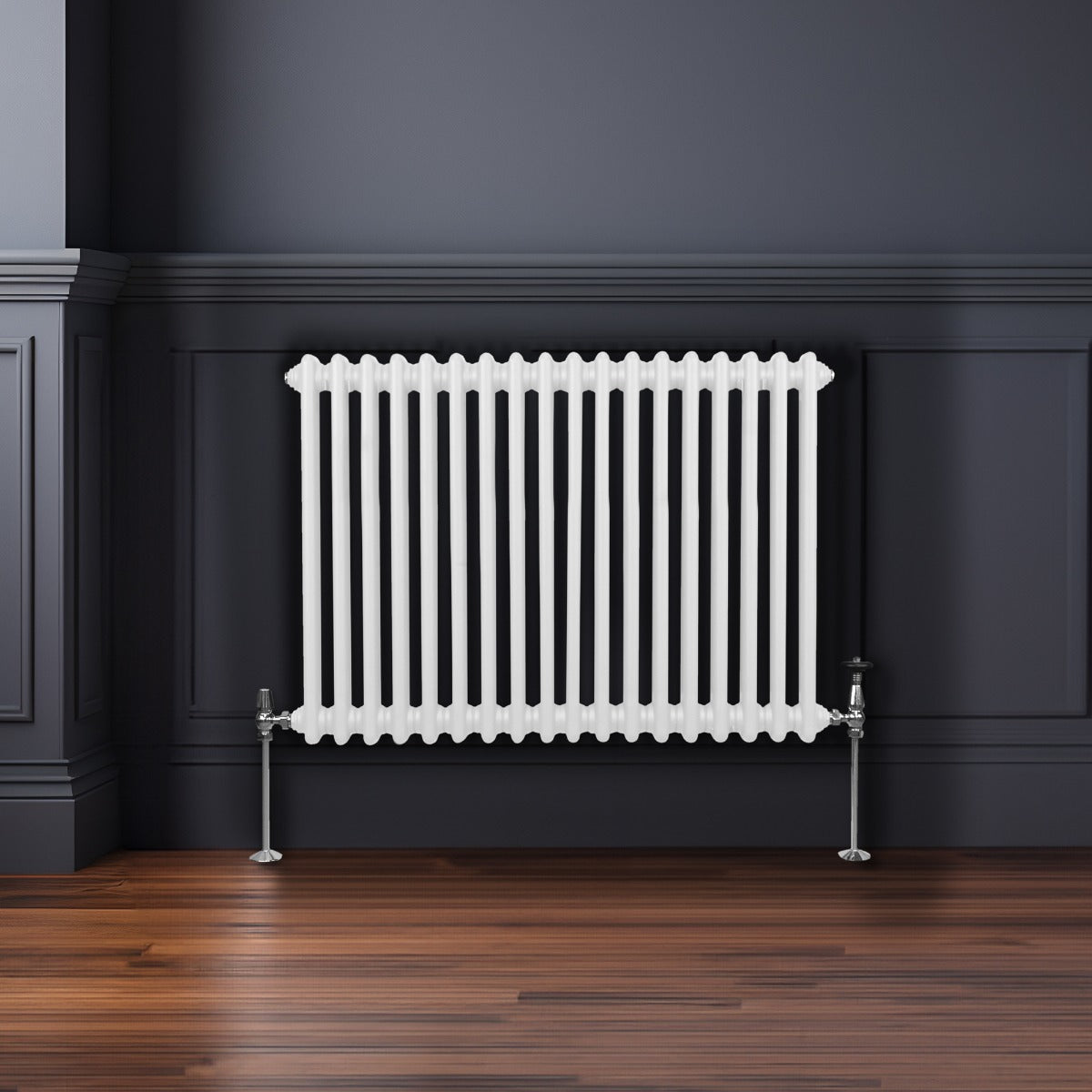 Traditioneller 2-Spalten-Heizkörper in Weiß, 600 x 832 mm, mit vertikalen Lamellen und glänzenden Metallfüßen, vor einer dunklen Wand platziert