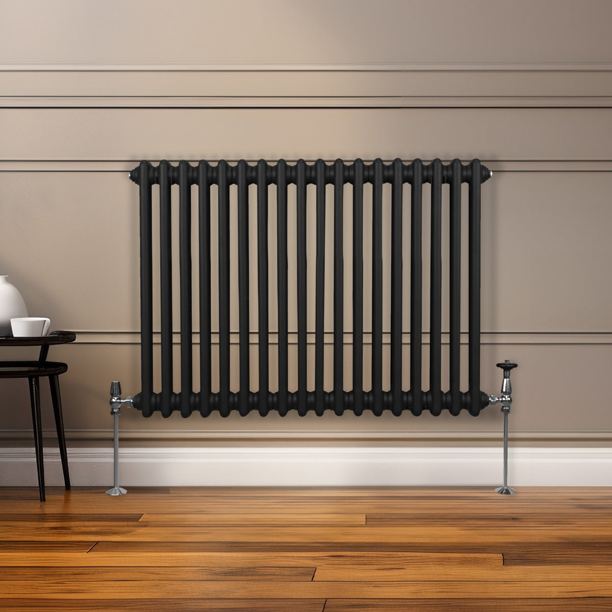Traditioneller 2-Spalten-Heizkörper in Schwarz, 600 x 832 mm, mit vertikalen Röhren und glänzender Oberfläche, an einer Wand über einem Holzfußboden montiert