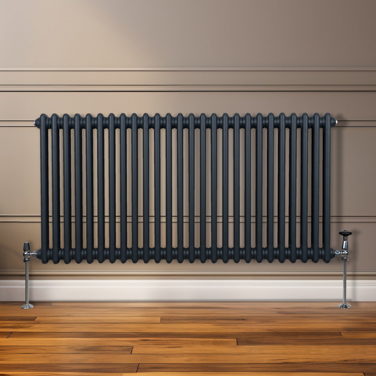 Traditioneller 2-Spalten-Heizkörper in Anthrazitgrau, 600 x 1192 mm, mit runden Rohren und glänzenden Metallfüßen, ideal für moderne Innenräume