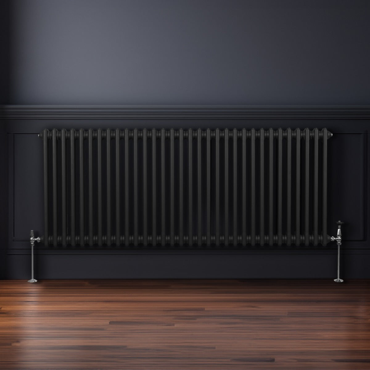 Traditioneller 2-Spalten-Heizkörper in Schwarz, 600 x 1462 mm, mit glänzenden verchromten Füßen und vertikalen Lamellen, ideal für moderne Innenräume