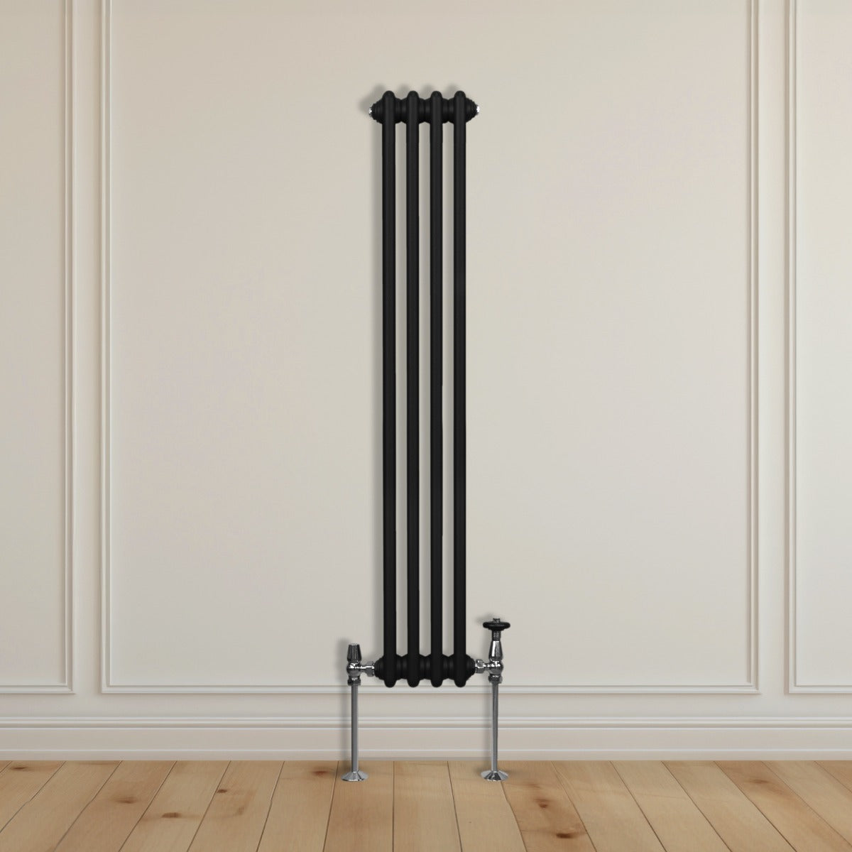 Schwarzer, traditioneller 2-Spalten-Heizkörper mit vertikalen Röhren, 1500 x 202 mm, elegant an einer hellen Wand montiert, ergänzt durch verchromte Ventile