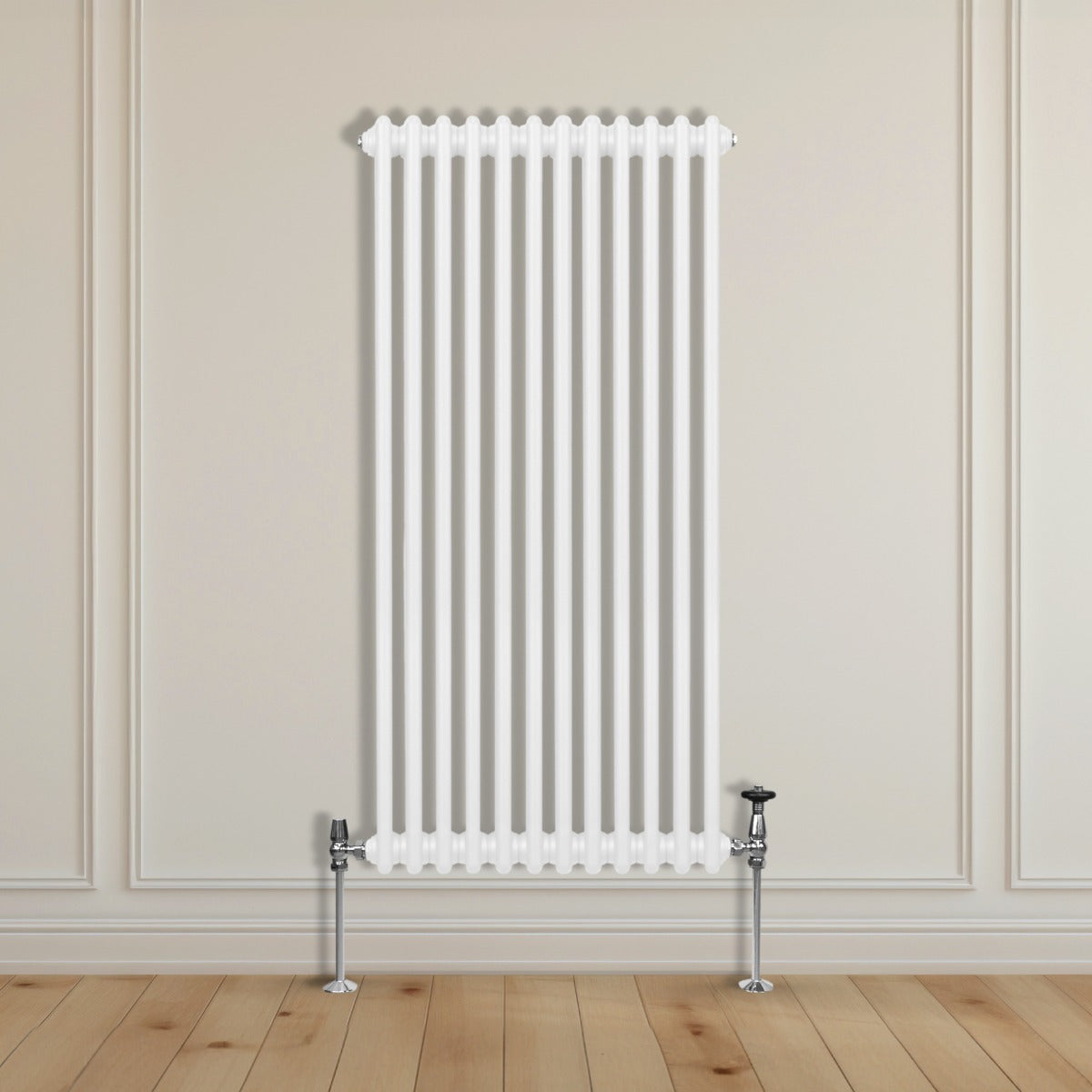 Traditioneller 2-Spalten-Heizkörper in Weiß, 1500 x 562 mm, mit vertikalen Lamellen und verchromten Ventilen, ideal für moderne Innenräume