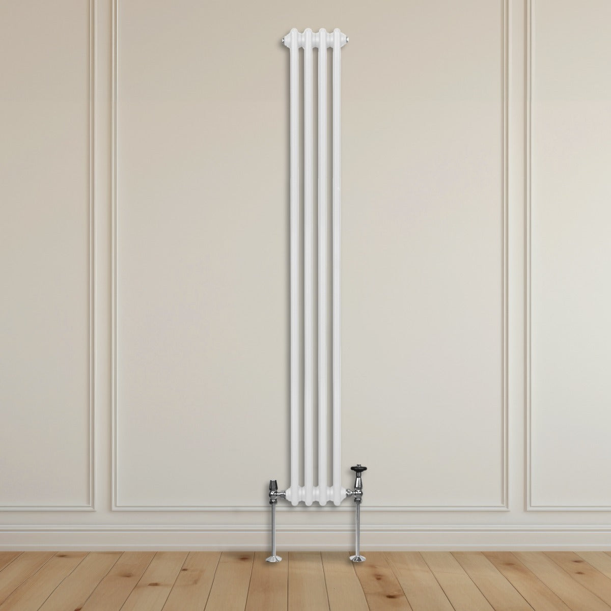 Traditioneller 2-Spalten-Heizkörper in Weiß, 1800 x 202 mm, mit glänzenden Metallfüßen, auf Holzfußboden vor einer eleganten Wand