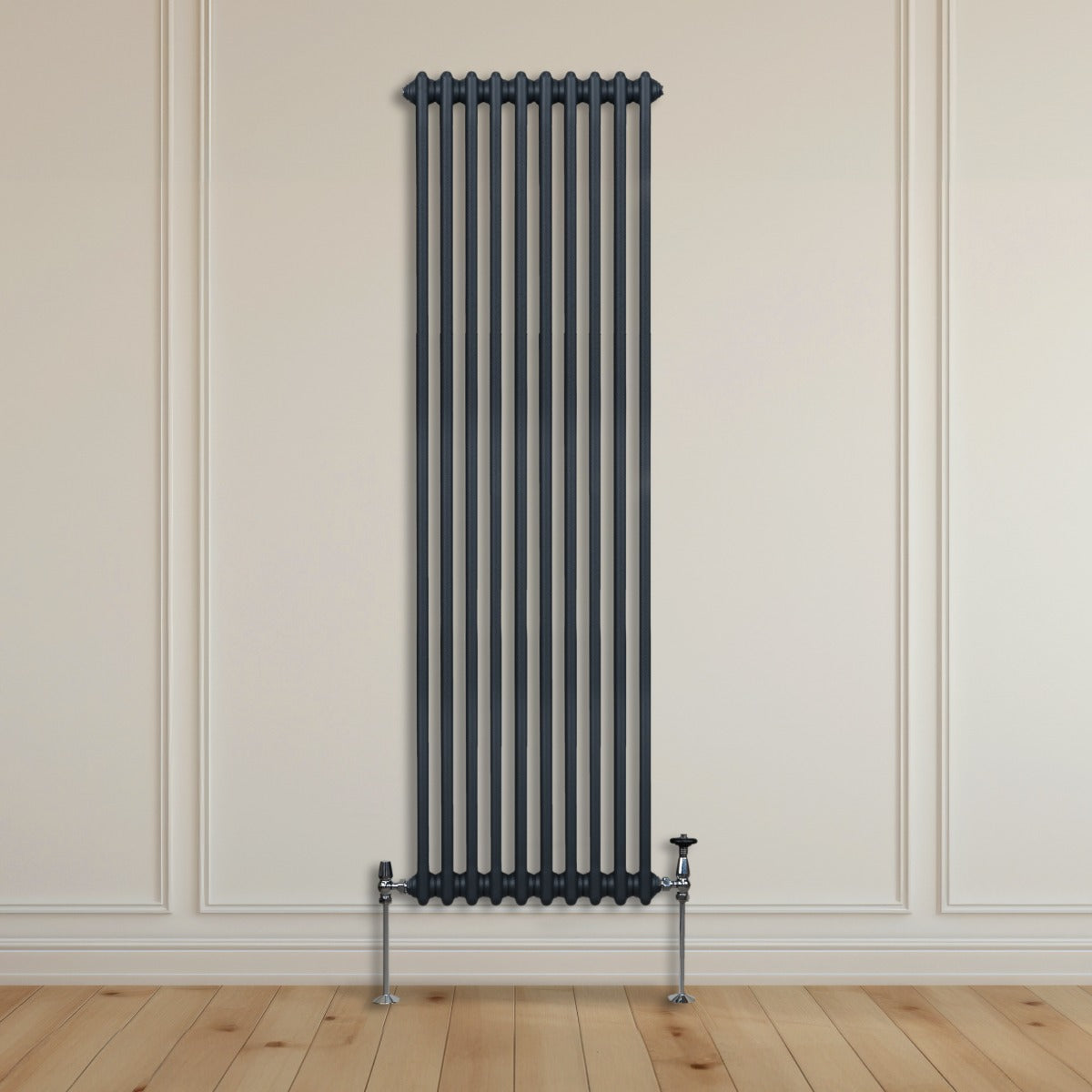 Traditioneller 2-Spalten-Heizkörper in Anthrazitgrau, 1800 x 472 mm, vertikal montiert an einer hellen Wand, mit glänzenden Metallfüßen und Holzfußboden