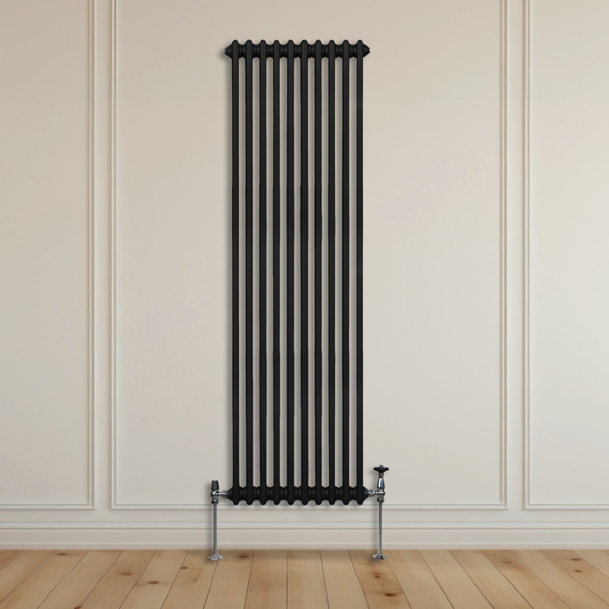 Schmaler, traditioneller 2-Spalten-Heizkörper in elegantem Schwarz, montiert an einer hellen Wand mit Holzfußboden, verleiht modernen Charme
