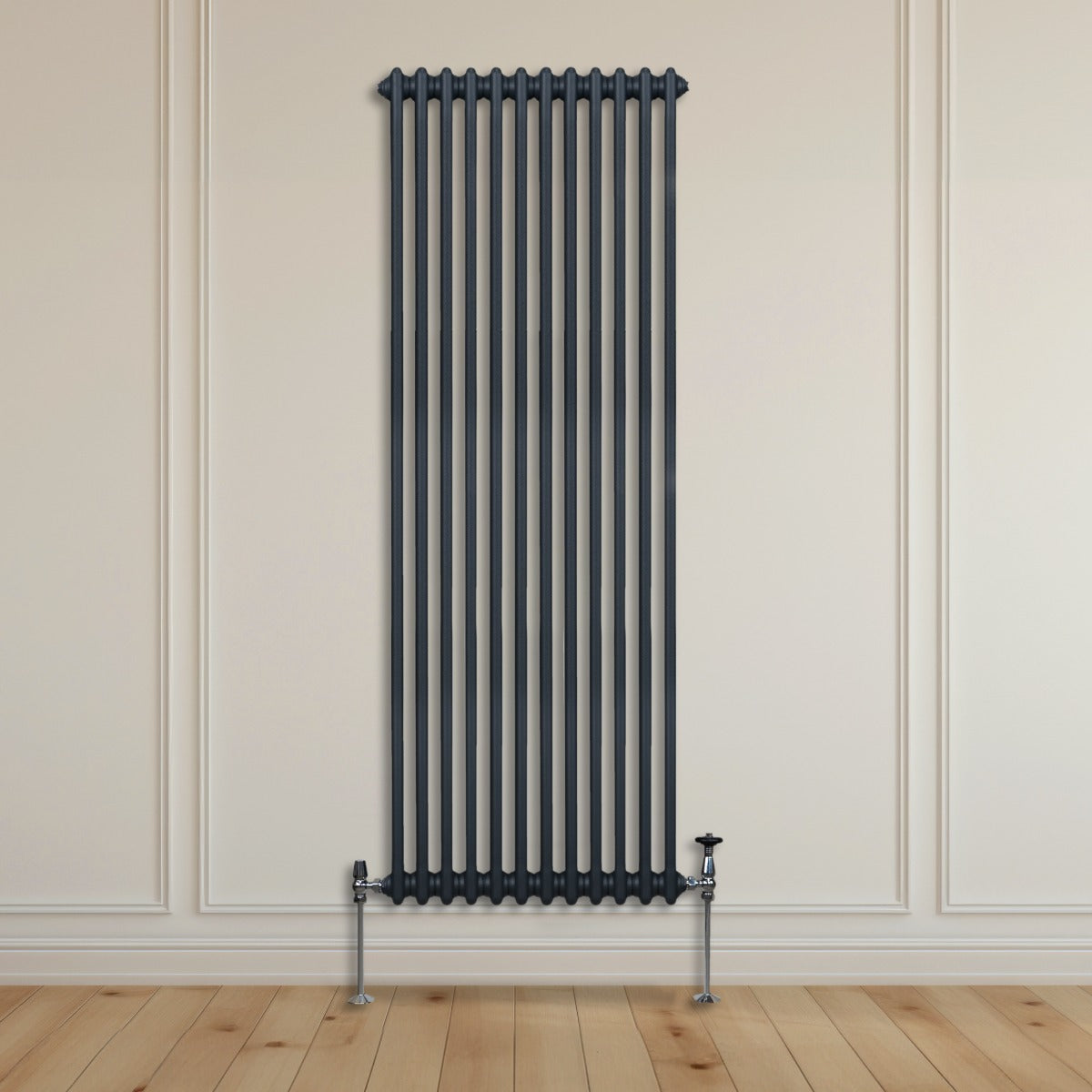 Traditioneller 2-Spalten-Heizkörper in Anthrazitgrau, 1800 x 562 mm, vertikale Röhren mit glatter Oberfläche, stilvoll an einer hellen Wand montiert