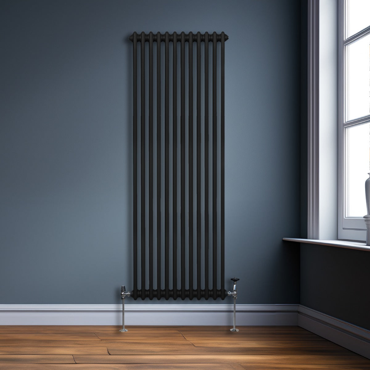 Traditioneller 2-Spalten-Heizkörper in elegantem Schwarz, 1800 x 562 mm, mit schlanken, vertikalen Röhren und stabilen Füßen, ideal für moderne Räume