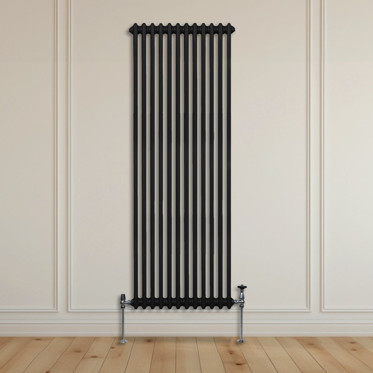 Schwarzer, traditioneller 2-Spalten-Heizkörper mit vertikalen Lamellen, 1800 x 562 mm, montiert an einer hellen Wand über einem Holzfußboden