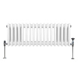 Traditioneller 3-Spalten-Heizkörper in Weiß, 300 x 832 mm, mit runden, glatten Rohren und verchromten Ventilen, ideal für klassische Innenräume