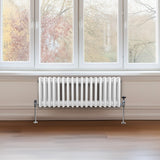Traditioneller 3-Spalten-Heizkörper in Weiß, 300 x 832 mm, mit glatter Oberfläche und eleganten Linien, platziert unter einem großen Fenster