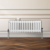 Traditioneller 3-Spalten-Heizkörper in Weiß, 300 x 832 mm, mit glatter, glänzender Oberfläche und stabilen Füßen, ideal für moderne Innenräume