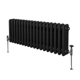 Traditioneller 3-Spalten-Heizkörper in Schwarz, 300 x 832 mm, mit glatter Oberfläche und robusten, verchromten Ventilen für effiziente Wärmeabgabe