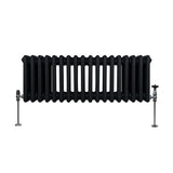 Traditioneller 3-Spalten-Heizkörper in Schwarz, 300 x 832 mm, mit glatten, runden Röhren und stabilen Füßen für effiziente Wärmeabgabe