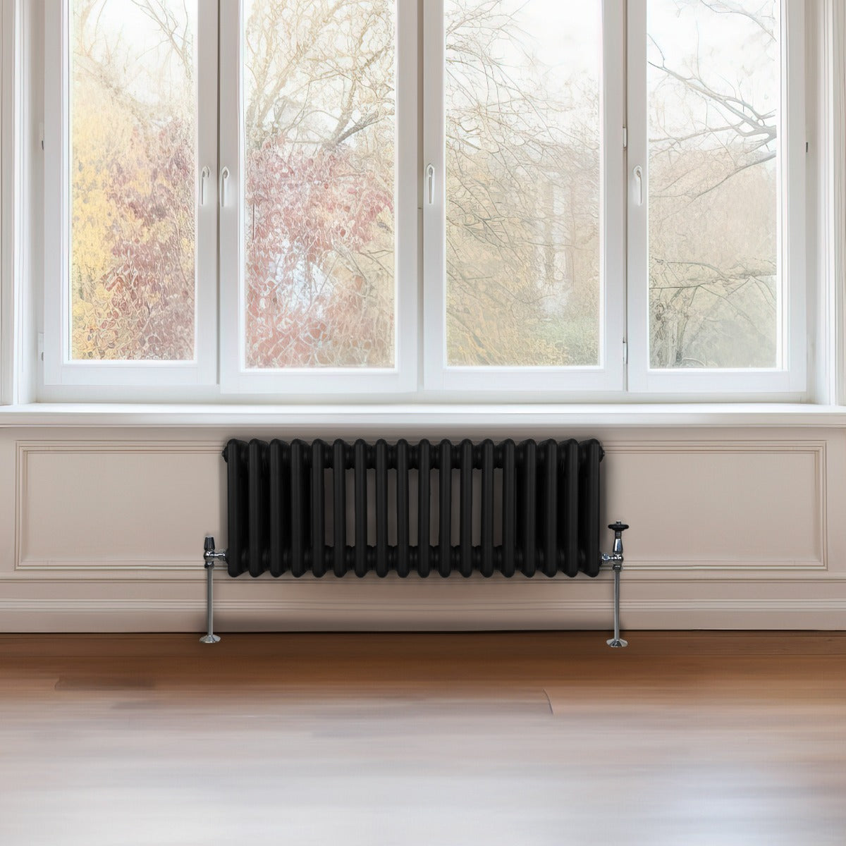 Traditioneller 3-Spalten-Heizkörper in Schwarz, 300 x 832 mm, mit glatter Oberfläche und stabilen Füßen, ideal für moderne Innenräume