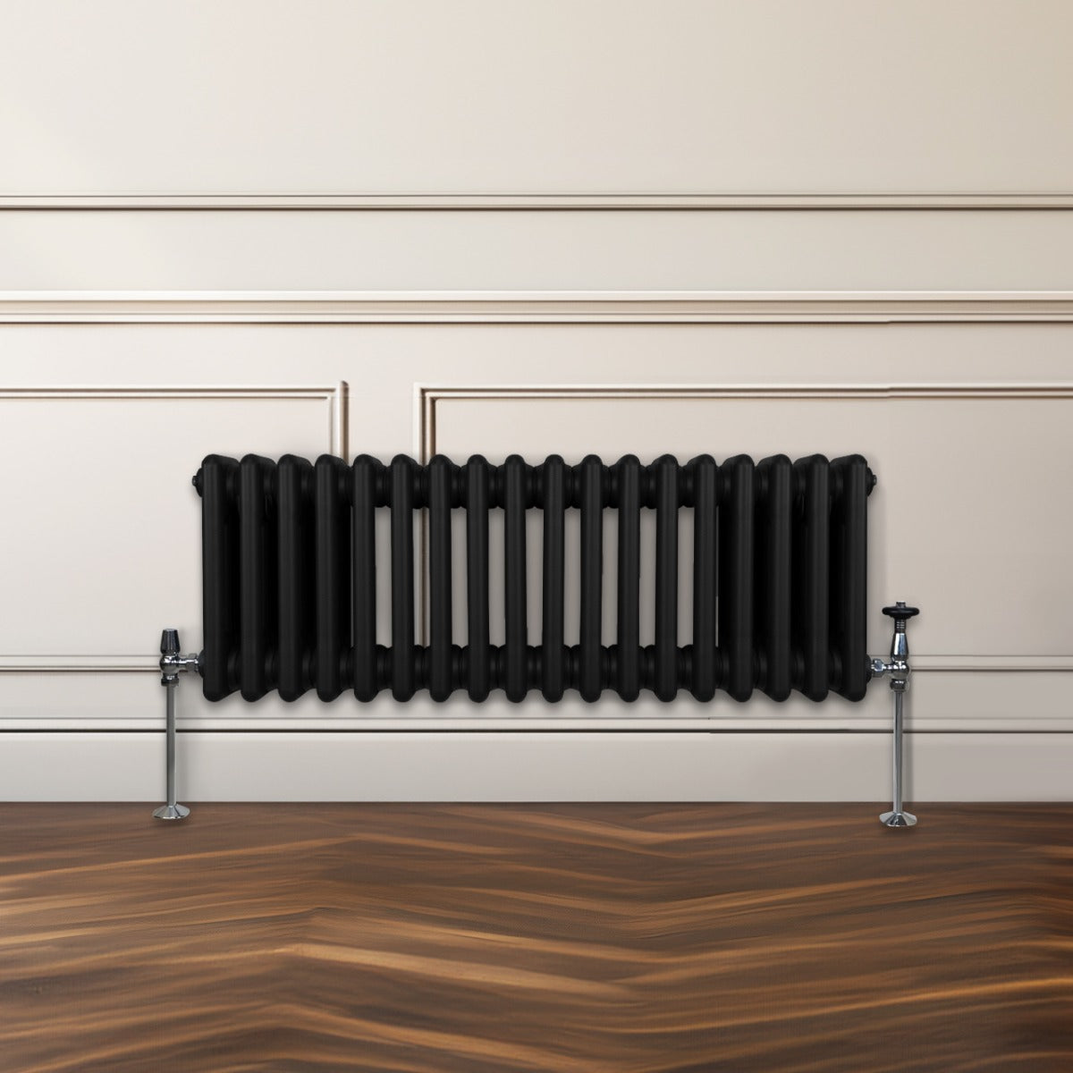 Traditioneller 3-Spalten-Heizkörper in Schwarz, aus robustem Metall, mit glatter Oberfläche und elegantem Design, montiert an einer Wand über einem Holzfußboden