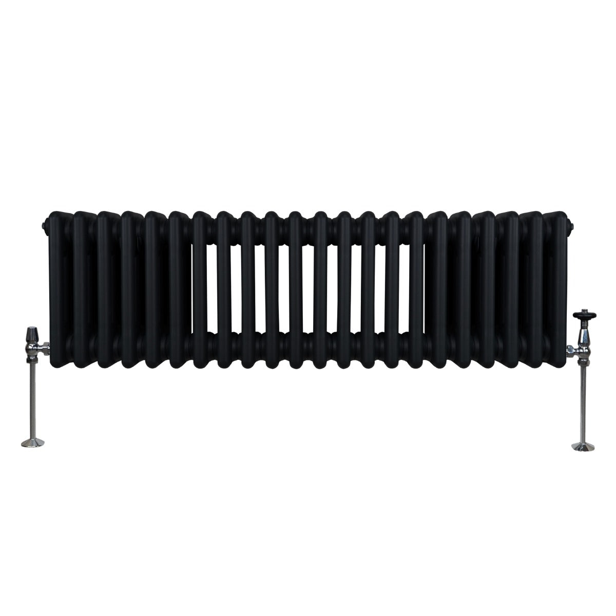 Traditioneller 3-Spalten-Heizkörper in Schwarz, 300 x 1012 mm, mit glatter Oberfläche und robusten Metallfüßen für effiziente Wärmeabgabe