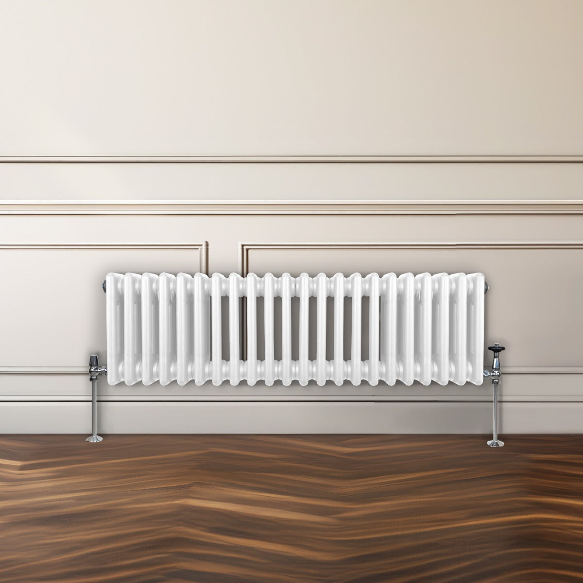 Traditioneller 3-Spalten-Heizkörper in Weiß, 300 x 1192 mm, mit glatter Oberfläche und glänzenden verchromten Ventilen, elegant vor einer hellen Wand platziert