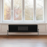 Traditioneller 3-Spalten-Heizkörper in elegantem Schwarz, 300 x 1192 mm, mit glatter Oberfläche und stabilen Füßen, ideal für moderne Wohnräume