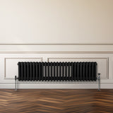 Traditioneller 3-Spalten-Heizkörper in mattem Schwarz, 300 x 1192 mm, mit eleganten Linien und robusten Metallfüßen, ideal für stilvolle Innenräume