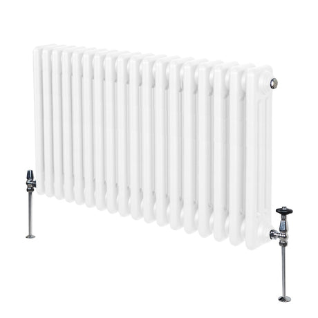 Traditioneller 3-Spalten-Heizkörper in Weiß, 600 x 832 mm, mit glatter, glänzender Oberfläche und stabilen, verchromten Ventilen für effiziente Wärmeabgabe