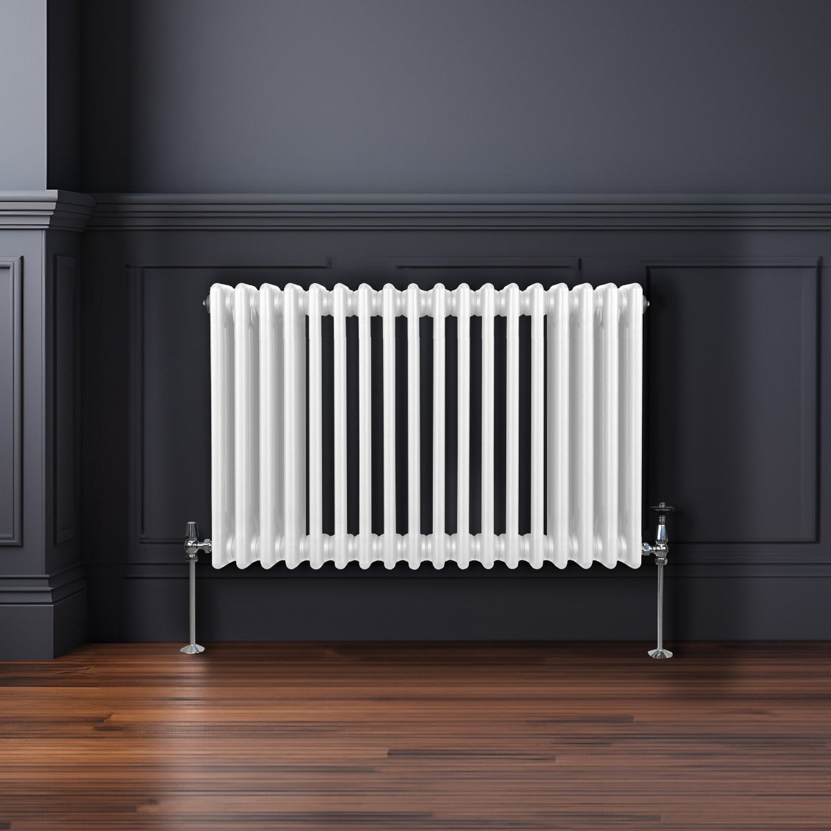 Traditioneller 3-Spalten-Heizkörper in Weiß, 600 x 832 mm, mit glatter, glänzender Oberfläche und eleganten, runden Röhren, vor dunkler Wand und Holzfußboden