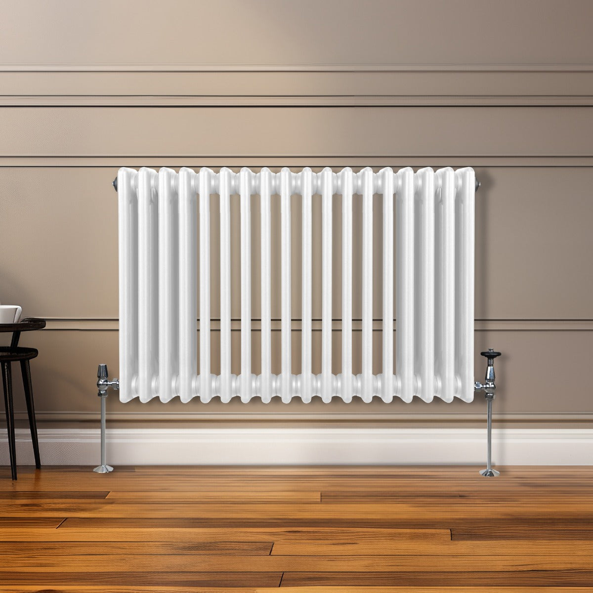 Traditioneller 3-Spalten-Heizkörper in Weiß, 600 x 832 mm, mit glatten, glänzenden Oberflächen und eleganten, vertikalen Lamellen, montiert an einer Wand