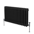 Traditioneller 3-Spalten-Heizkörper in Schwarz, 600 x 832 mm, mit glatter Oberfläche und stabilen Füßen für effiziente Wärmeabgabe