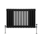 Traditioneller 3-Spalten-Heizkörper in Schwarz, 600 x 832 mm, mit glatten, gerippten Oberflächen und stabilen Ventilen an den Seiten