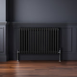 Traditioneller 3-Spalten-Heizkörper in Schwarz, 600 x 832 mm, mit glatter Oberfläche und eleganten, verchromten Ventilen, ideal für moderne Innenräume