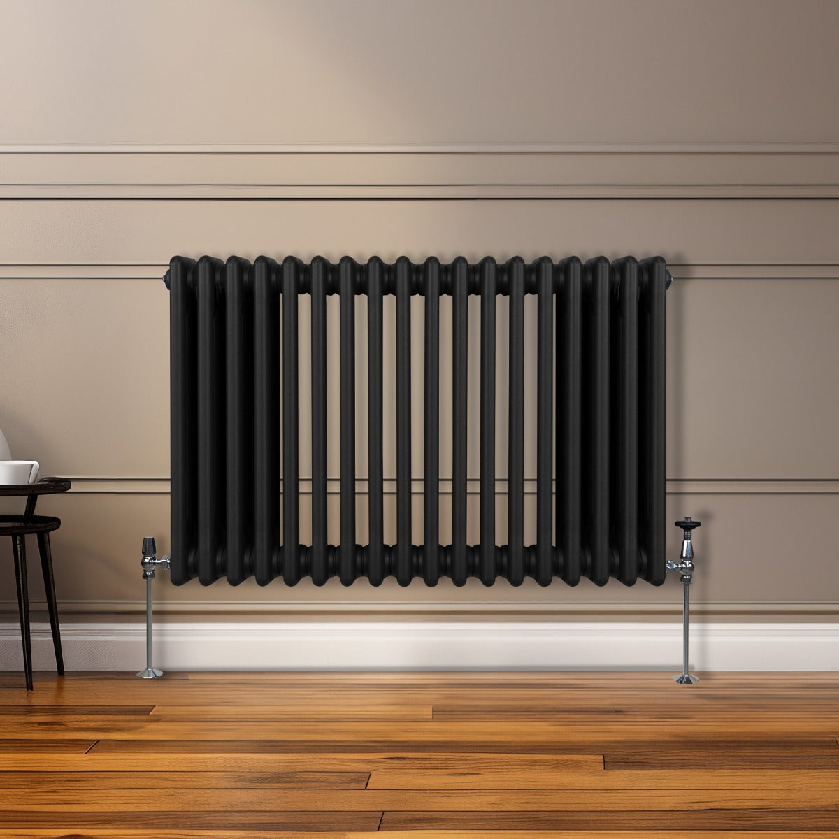 Traditioneller 3-Spalten-Heizkörper in Schwarz, 600 x 832 mm, mit glatten, runden Rohren und stabilen Füßen, ideal für moderne Innenräume