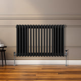 Traditioneller 3-Spalten-Heizkörper in Schwarz, 600 x 832 mm, mit glatten, runden Rohren und stabilen Füßen, ideal für moderne Innenräume