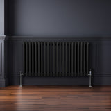Traditioneller 3-Spalten-Heizkörper in Schwarz, 600 x 1012 mm, mit vertikalen Lamellen und glänzenden Ventilen, ideal für moderne Wohnräume