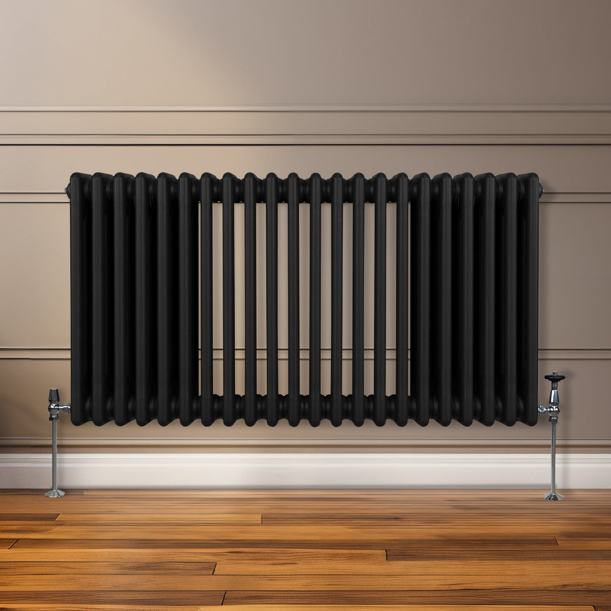 Traditioneller 3-Spalten-Heizkörper in Schwarz, 600 x 1012 mm, mit geripptem Design und glänzenden Rohranschlüssen, ideal für moderne Innenräume