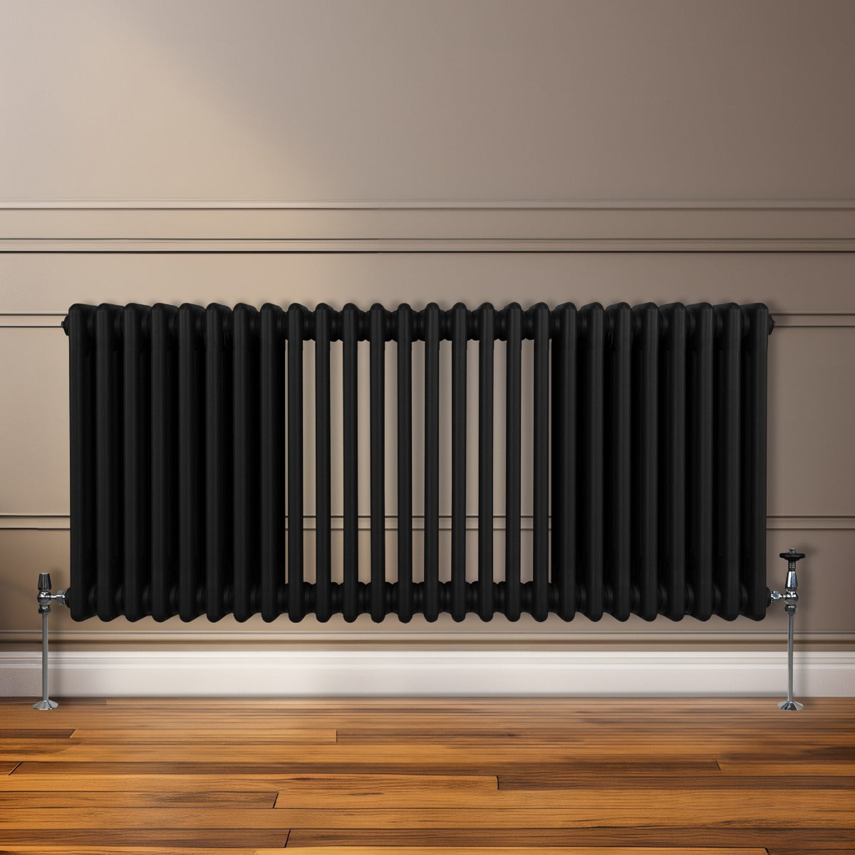Traditioneller 3-Spalten-Heizkörper in elegantem Schwarz, 600 x 1192 mm, mit glatten, vertikalen Lamellen und stabilen Füßen, ideal für moderne Räume