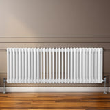 Traditioneller 3-Spalten-Heizkörper in Weiß, 600 x 1462 mm, mit glatter, glänzender Oberfläche und eleganten, runden Lamellen, ideal für jeden Raum