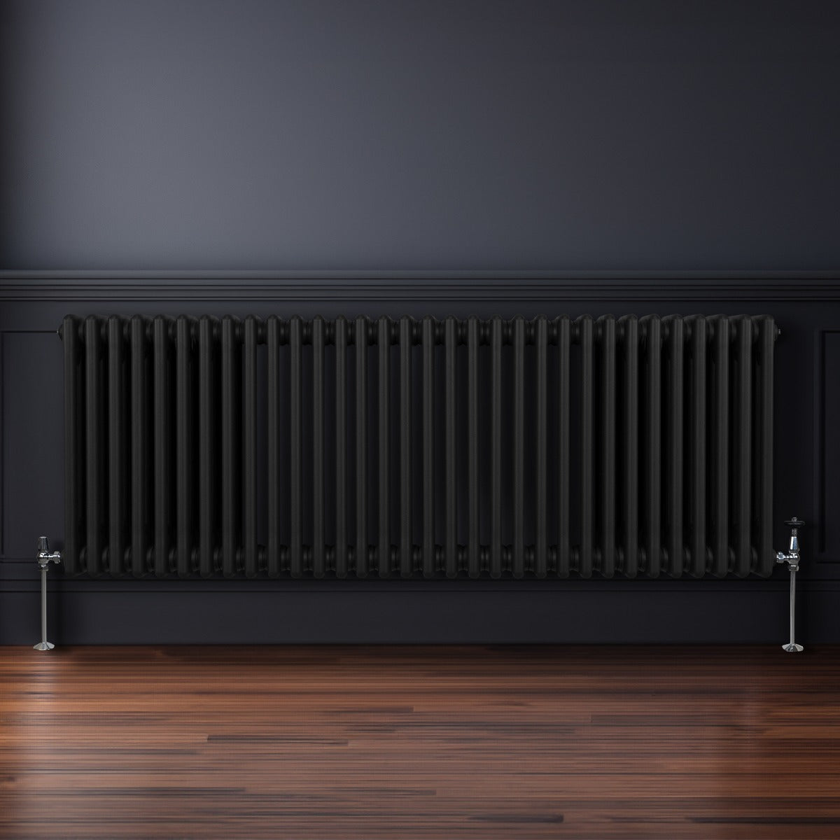 Traditioneller 3-Spalten-Heizkörper in Schwarz, 600 x 1462 mm, mit glatten, vertikalen Lamellen und glänzenden Füßen auf einem Holzfußboden