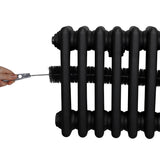 Traditioneller 3-Spalten-Heizkörper in Schwarz, 600 x 1462 mm, mit handgeführtem Reinigungswerkzeug für einfache Pflege und Wartung