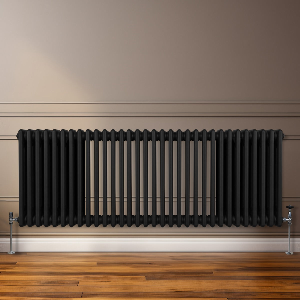 Traditioneller 3-Spalten-Heizkörper in Schwarz, 600 x 1462 mm, mit glatten, vertikalen Lamellen und stabilen Füßen, ideal für moderne Innenräume